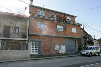 La vivienda construida al pie de la carretera entre Celanova y Allariz, a su paso por Corvillón (Foto: MARCOS ATRIO)