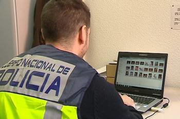 Un agente observa parte del material intervenido en la operación contra la pornografía en la red. (Foto: DGP)
