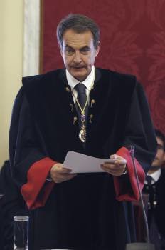 Zapatero leyendo su discurso en el Consejo de Estado. (Foto: BALLESTEROS)