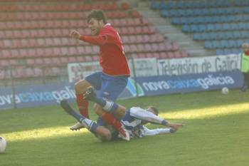 El goleador ourensano, en la jugada ante el Deportivo B en la que cayó lesionado. (Foto: JOSÉ PAZ)