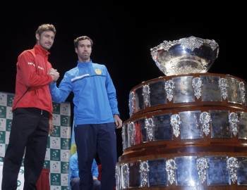 Juan Carlos Ferrero y el kazajo Mikhail Kukushkin posan ante la Ensaladera tras el sorteo. (Foto: J.L. CEREIJIDO)