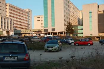 Solar anexo al hospital utilizado por los trabajadores como aparcamiento. (Foto: JOSÉ PAZ)