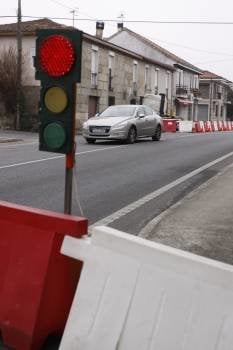 Semáforo instalado en Loiro (Barbadás) para regular el tráfico. (Foto: X. FARIÑAS)
