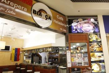 La mesa electoral estará en una heladería del Centro Comercial Ponte Vella. (Foto: XESÚS FARIÑAS)