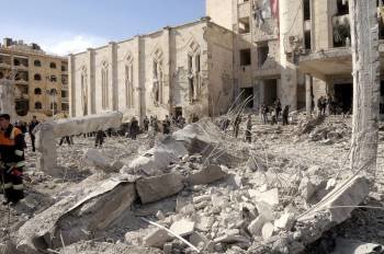 Los equipos de rescate entre las ruinas de un edificio tras el atentado cometido en Alepo. (Foto: SANA)