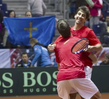 Los tenistas del equipo español de Copa Davis Marcel Granollers (i) y Marc López celebran su victoria en el partido de dobles disputado ante Kazajistán esta tarde en Oviedo. (Foto: EFE)
