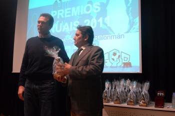 Fernández Otero entrega el trofeo a José Luis Outeiriño Vila (derecha), adjunto a la dirección generalde La Región. (Foto: LYDIA MIRANDA)