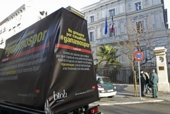 Un camión recorrió ayer Madrid en defensa de los deportistas españoles. (Foto: F. ALVARADO)
