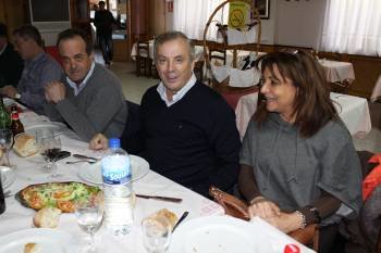 Pachi Vázquez, sentado en la comida entre Francisco Fumega y María Quintas. (Foto: JAINER BARROS)
