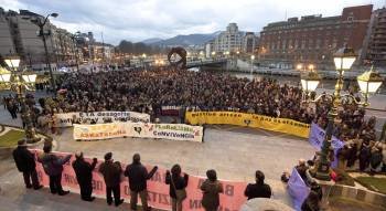 La última manifestación de Gesto por la Paz de Euskalherria celebró el fin de la violencia de ETA. (Foto: MIGUEL TOÑA)
