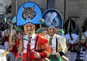El carnaval ourensano ha visto salir hoy por primera vez a las pantallas y los cigarrones por las calles de Xinzo de Limia y Verín para celebrar el domingo de Corredoiro (Foto: EFE)