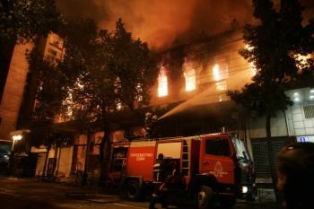 El cine Attikon, uno de los edificios que fueron incendiados durante las protestas. (Foto: A. VLACHOS)