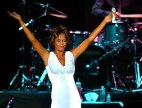 Whitney Houston en un concierto en Bangkok, en el año 2004. (Foto: STR)