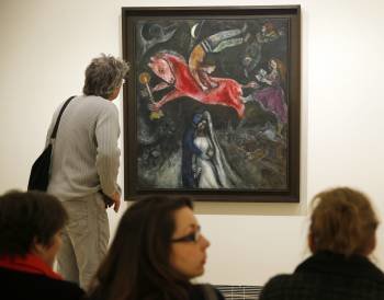  Un visitante contempla en el Museo Thyssen-Bornemisza la obra 'El caballo Rojo' (1938-1944) de Marc Chagall. EFE