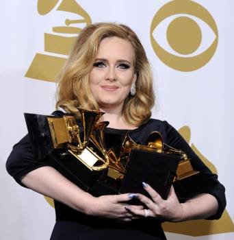 La cantante británica Adele posa en la sala de prensa tras convertirse en la gran triunfadora de la 54 edición de Grammy, en una gala que tuvo lugar en el pabellón Staples Center de Los Ángeles. EFE