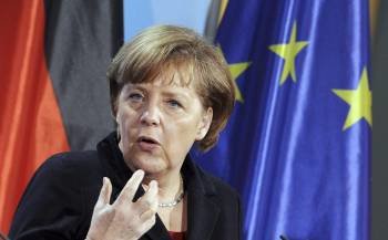  La canciller Angela Merkel se dirige a los medios tras su encuentro con el grupo de expertos sobre el mercado financiero celebrado en la cancillería federal de Berlín (Foto: EFE)