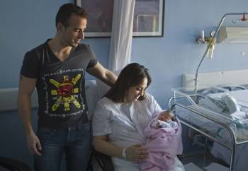 Antonio Fuillerat y Melani García, padres de Estrella, nacida este fin de semana en el Hospital Virgen del Rocío de Sevilla.