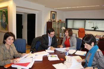 Purificación Alberte, Argimiro Marnotes y Susana López Abella, durante la reunión. (Foto: LR)