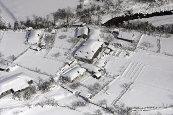  Imágenes aéreas de las casas de Puka, Albania, el martes 14 de Febrero de 2012. El estado ha declarado el estado de desastre natural en la mitad del país tras la ola de frío. EFE/Malton Dibra