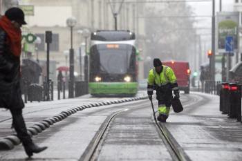  Un operario limpia las vías del tranvía en el centro de Vitoria, ciudad que sufre hoy la cuarta nevada de este año. EFE/David Aguilar