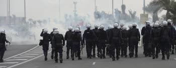 La policía se dispone a disolver una manifestación para pedir reformas democráticas convocada por el opositor chií Al Wefaq a las afueras de la capital Manama (Foto: EFE)