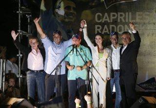 Henrique Capriles, en el centro con una gorra con los colores de Venezuela. (Foto: D. Fernández)