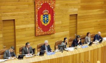 Miguel Santalices y Pilar Rojo, ayer, en la Mesa do Parlamento de Galicia.
