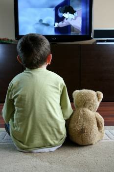 Un niño, ante la televisión de su casa en la actividad que lidera el tiempo de ocio de los españoles.