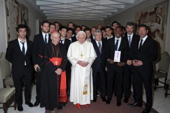 Fotografía facilitada por el periódico Osservatore Romano que muestra al papa Benedicto XVI durante el encuentro que mantuvo con el equipo de fútbol Atlético de Madrid en el Vaticano. EFE