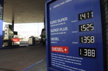 Un panel de una estación de servicio de San Cibrao marcaba ayer el precio de la gasolina 95 a 1,41 euros. (Foto: M. PINAL)