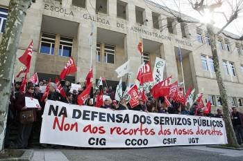 Concentración de sindicalistas ante la Escola Galega de Administración Pública. (Foto: VICENTE PERNÍA)