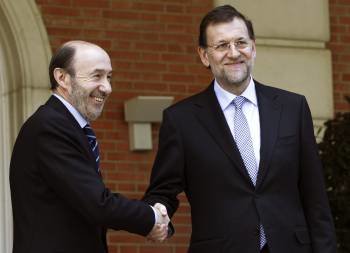 El jefe del Ejecutivo, Mariano Rajoy (d), y el líder del PSOE, Alfredo Pérez Rubalaba, se saludan (Foto: SERGIO BARRENECHEA)