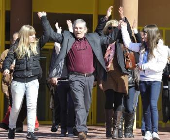 Momento de la salida ayer de prisión de Montes Neiro rodeado por su familia (Foto: M. ÁNGEL MOLINA)