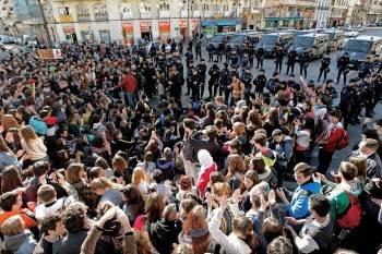 Estudiantes del Instituto Luis Vives, de Valencia, ante un amplio despliegue policial, cortan el tráfico frente al centro de enseñanza en protesta por los recortes en la enseñanza. 