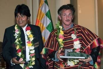 El actor estadounidense Sean Penn (d), recibe una copia del 'Diario del Che' de manos del presidente boliviano Evo Morales (i) . EFE