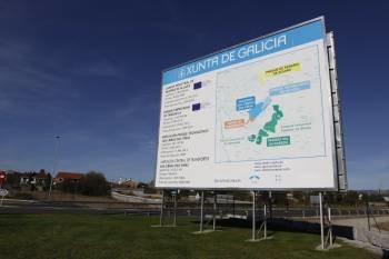 Cartel anunciador instalado por la Xunta para promocionar hasta cinco parques empresariales, entre ellos los de Paderne y Taboadela, inexistentes. (Foto: X. FARIÑAS)