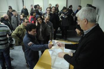 Votación para elegir el consello local de Ourense. A la derecha, Carballido, que dejó la dirección. (Foto: M. PINAL)