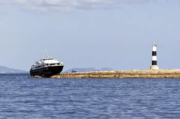 Imagen del ferry que encalló en un islote en Formentera. (Foto: EFE)