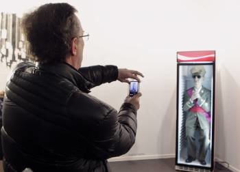 El vicepresidente de la Fundación, Jaime Alonso, hace una fotografía a la escultura de Franco. (Foto: BARRENECHEA)