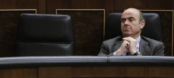 El ministro de Economía, Luis de Guindos, durante la sesión plenaria en el Congreso. (Foto: CRISTÓBAL GARCÍA)