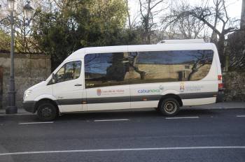 El microbús de viajeros de Melón, aparcado cerca del castillo de Ribadavia. (Foto: MARTIÑO PINAL)
