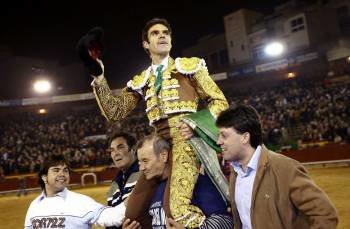 El diestro de Galapagar José Tomas sale a hombros tras un festejo en la plaza de Castellón. (Foto: D. CASTELLÓ)