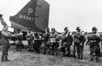 Imagen del fotógrafo Robert Capa (Budapest, octubre de 1913 -Vietnam, mayo de 1954), en la que un grupo de paracaidistas embarca rumbo a Normandía.