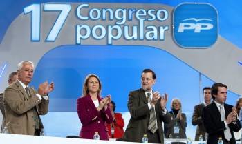 Cospedal y Rajoy aplauden tras el homenaje a Fraga en el Congreso del PP, en Sevilla. (Foto: JULIO MUÑOZ)