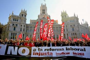 La cabecera de la manifestación de Madrid, a su paso por la plaza de Cibeles. (Foto: GUSTAVO CUEVAS)