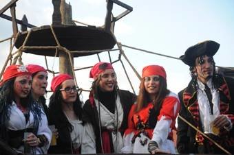 Los piratas se hicieron dueños del Entroido en Ribadavia. (Foto: Martiño Pinal.)
