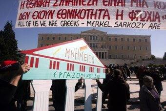 Un grupo de manifestantes protestar ayer ante el Parlamento griego contra los recortes del Gobierno. (Foto: Agencias.)
