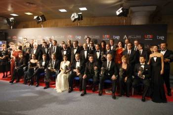 Foto de familia de los premiados tras la Gala de la XXVI edición de los Premios Goya, que se ha celebrado esta noche en el Palacio Municipal de Congresos, en Madrid. EFE/ Víctor Lerena.