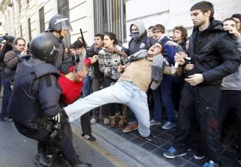Las carreras e intervenciones policiales entre estudiantes y agentes antidisturbios se suceden en la plaza del Ayuntamiento de Valencia.