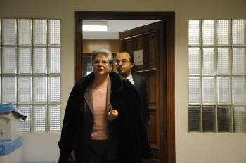 Dolores F., junto a su abogado, a la salida del interrogatorio. (Foto: MARTIÑO PINAL)